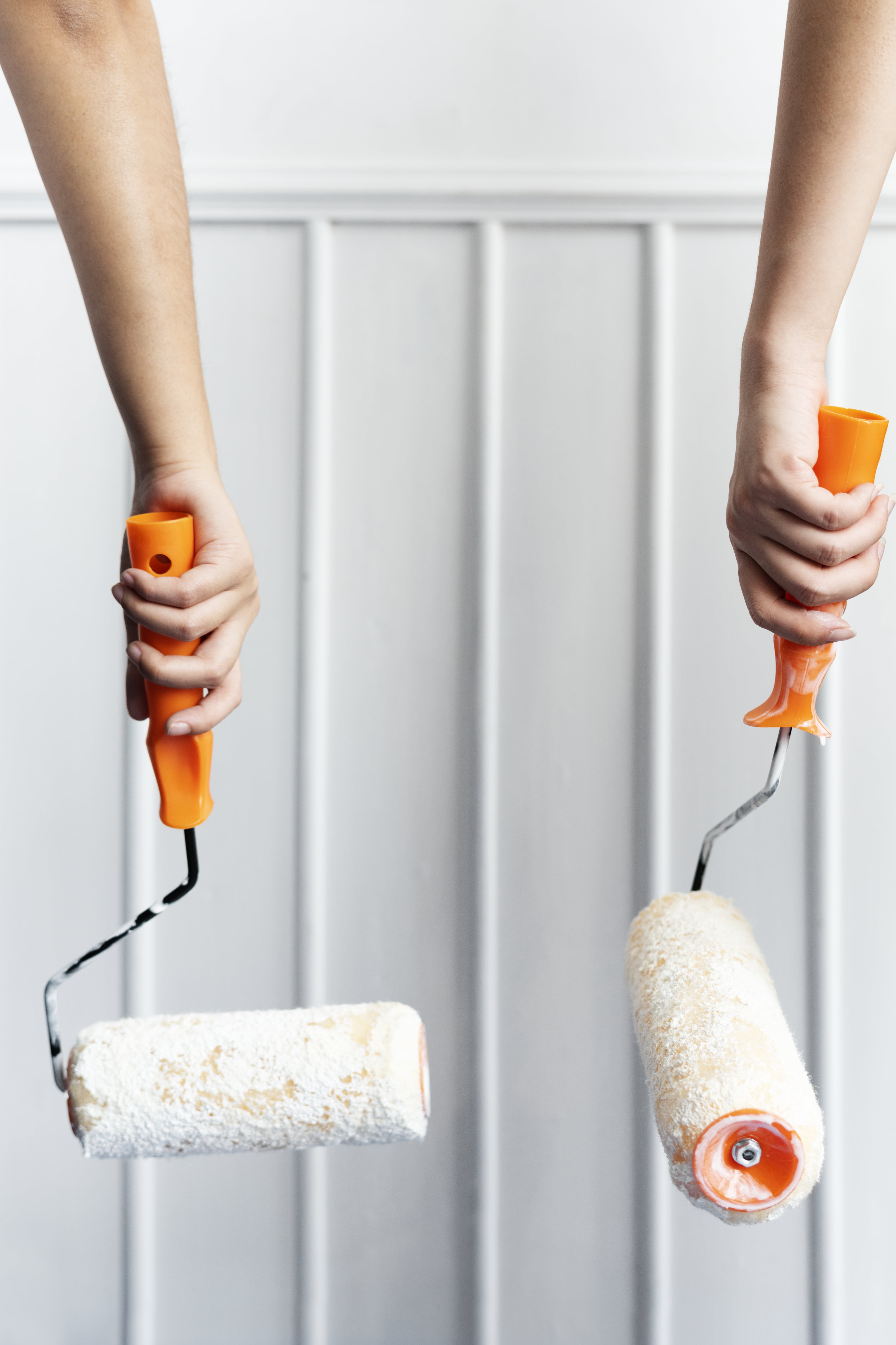 two-hands-painting-wall-min dressing_mansarde-blc-chene_zoom01